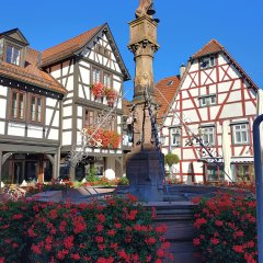 Michelstadts Marktbrunnen mit der Figur des Heiligen Michael